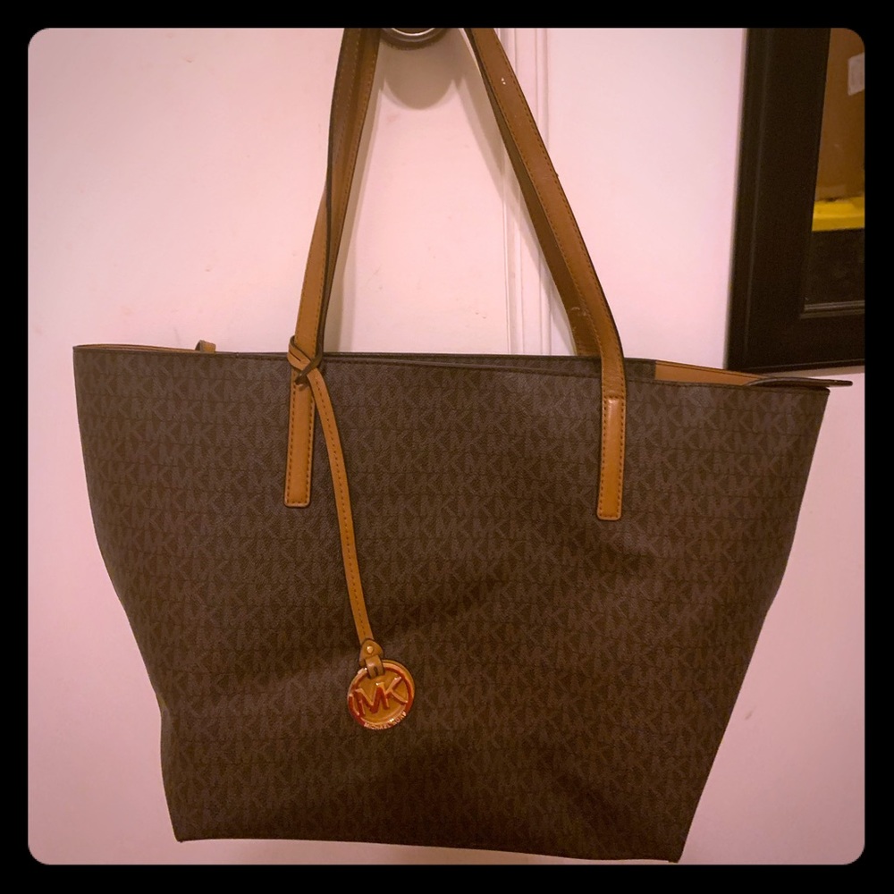 Amina’s Closet 💕 Like new Micheal Kors Tote